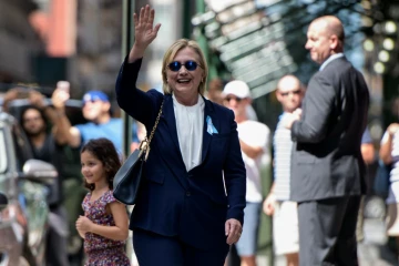 La candidate démocrate à la présidence américaine Hillary Clinton adresse un salut à la presse, le 11 septembre 2016 à New Yor
