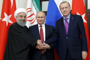Les présidents iranien Hassi Rohani, russe Vladimir Poutine et turc Recep Tayyip Erdogan lors de leur sommet trilatéral le 22 novembre 2017 à Sotchi, dans le sud-ouest de la Russie.