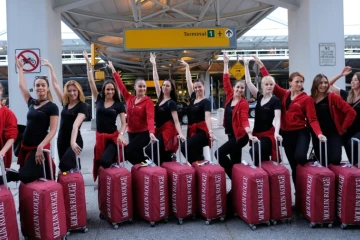 La troupe du Moulin Rouge arrive à New York le 21 septembre 2015