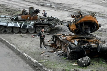 Des chars détruits près de Bouzova, le 10 avril 2022 à l'ouest de Kiev, en Ukraine