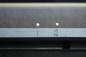  Des roses sur le monument en hommage aux victimes des attaques du 11 septembre 2001, le 11 septembre 2016 à New York
