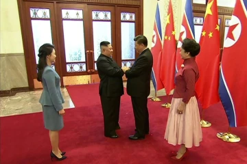 Capture d'écran de la télévision chinoise CCTV du président chinois Xi Jinping (2e d) et de son épouse Peng Liyuan (d), du leader nord-coréen Kim Jong Un (2e g) et de son épouse Ri Sol Ju (g), le 9 janvier 2019 à Pékin