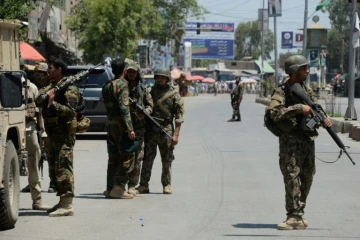 Des forces de sécurité afghanes prennent position après une attaque contre la télévision publique à Jalalabad, le 17 mai 2017