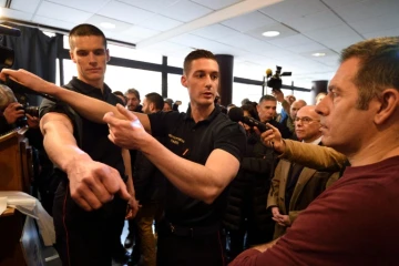 Des pompiers font une démonstration de premiers soins à des volontaires devant le ministre de l'Intérieur Bernard Cazeneuve le 16 janvier 2016 à Paris