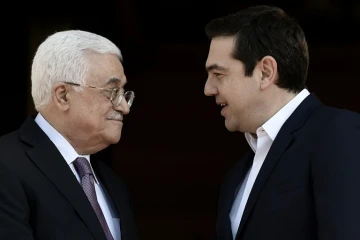 Le président palestinien Mahmoud Abbas (g) et le Premier ministre grec Alexis Tsipras, à Athènes, le 21 décembre 2015