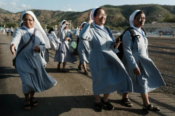Des sœurs indonésiennes vivant au Timor oriental marchent sur l'esplanade de Taci Tolu, où le pape François dirigera une messe, avant sa visite à Dili, le 7 septembre 2024
