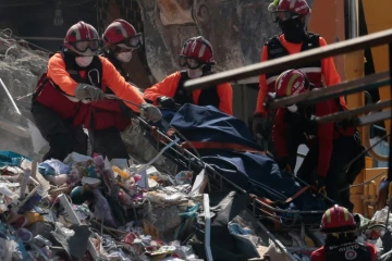 Un corps extrait des décombres le 20 avril 2016 à Manta