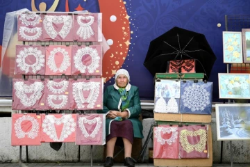 Une personne âgée vend des cols en dentelle dans une rue d'Ekaterinburg, le 21 juin 2018