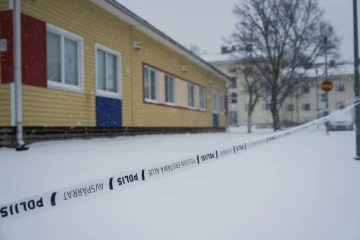 Un cordon de police devant l'école de Vantaa où un garçon de 12 ans a tué mardi par balles un élève de sa classe et gravement blessé deux filles, le 3 avril 2024 en Finlande