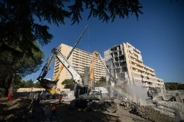 Un immeuble d'habitation en cours de démolition dans le quartier de Pissevin, à Nîmes, le 6 août 2024 dans le Gard