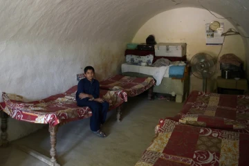 Un jeune Pakistanais dans une pièce de son logement troglodytique, dans le village de Hsan Abdal, le 6 octobre 2018 au Pakistan, à 60 km d'Islamabad