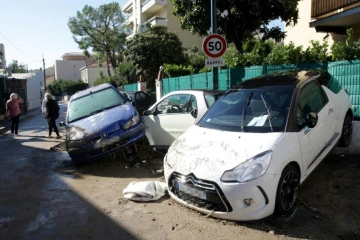 Des voitures endommagées pendant les inondations à Cannes, le 4 octobre 2015 dans le sud-est de la France