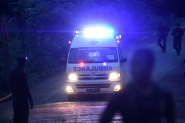 Une ambulance quitte le secteur de la grotte de Tham Luang, dans le nord de la Thaïlande, le 9 juillet 2018