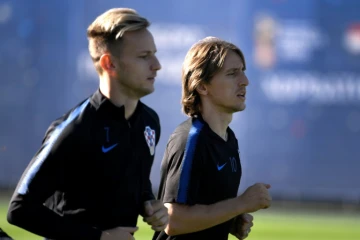 Les milieux de terrain croates Ivan Rakitic (g) et Luka Modric à l'entraînement, le 27 juin 2018 à Saint-Pétersbourg