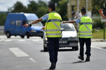 Les gendarmes contrôlent les conducteurs à l'entrée d'un festival à Crozon, dans l'ouest de la France, le 5 août 2016