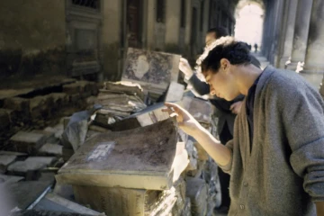 Des livres endommagés rassemblés sous les arcades Uffizi le 4 novembre 1966 dans Florence inondée