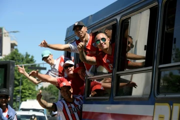 Des supporters du club de football argentin River Plate dans un bus à Buenos Aires, en Argentine, le 25 novembre 2018