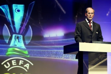 Le président de l'European Leagues fLars-Christer Olsson fait une allocution lors du tirage au sort du 1er tour des Coupes européennes, le 25 août 2006 à Monaco   