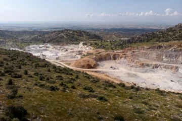 Une carrière creuse les montagnes près de Degirmenlik, dans l'autoproclamée République turque de Chypre du Nord (RTCN), le 6 mai 2019