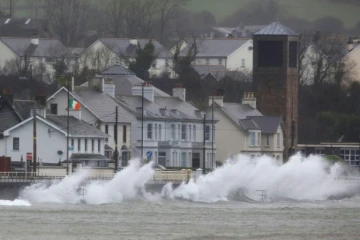 Des vagues se brisent contre la digue à Carnlough, sur la côte nord-est de l'Irlande du Nord, pendant la tempête Eowyn, le 24 janvier 2025