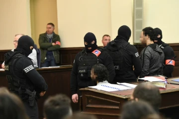 Salah Abdeslam (au centre, assis, le visage flouté) lors de sa comparution devant le tribunal de Bruxelles le 5 février 2018.