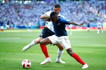Le milieu de terrain de l'Argentine Blaise Matuidi (d) lors de la victoire face à l'Argentine en 8e de finale du Mondial le 30 juin 2018