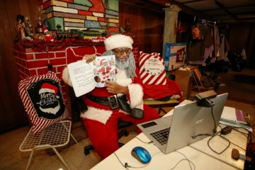 Andre Russel, en costume de père Noël, rencontre un client en ligne depuis sa maison de Chicago (Etats-Unis), le 17 décembre 2020