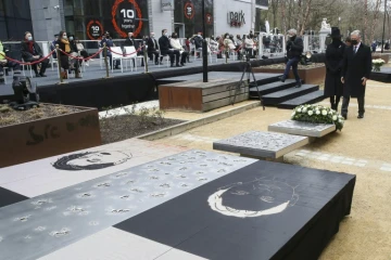 La reine Mathilde et le roi Philippe de Belgique déposent des fleurs lors d'une cérémonie en hommage aux victimes des attentats de 2016, à Bruxelles, le 22 mars 2021