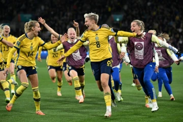 La Suédoise Lina Hurtig (au centre) célèbre avec ses coéquipières la qualification des Suédoises en quarts de finale de la Coupe du monde, après avoir éliminé les Américaines à Melbourne