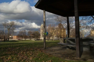 Le parc Cudell Commons à Cleveland, en Ohio, le 24 novembre 2014, deux jours après que le jeune Tamir Rice y fut abattu par la police
