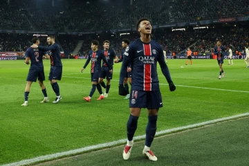 Le milieu offensif du Paris Saint-Germain Désiré Doué célèbre le troisième but de son équipe lors du match de Ligue des champions contre le RB Salzbourg le 10 décembre 2024 en Autriche