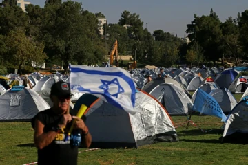 Des manifestants opposés à la réforme judiciaire montent leurs tentes devant le Parlement et la Cour suprême à Jérusalem, le 23 juillet 2023