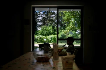 Un enfant cuisine, au foyer "La Maison", à Charbonnières-les-Bains (Rhône), le 25 mai 2022