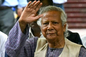 Le prix Nobel de la paix Muhammad Yunus salue l'assistance après avoir rendu hommage le 9 août 2024 à Dacca aux héros de l'indépendance bangladaise