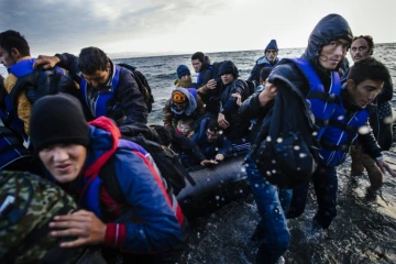 Des jeunes migrants arrivent par bateau sur l'île de Lesbos venant de Turquie le 9 octobre 2015