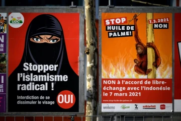 Des affiches de campagne en faveur de l'interdiction de la burqa et contre l'accord commercial avec l'Indonésie, le 1er mars 2021 à Genève