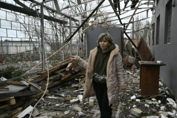Svitlana Roudokvas au milieu des décombres d'un restaurant dans un bâtiment fortement endommagé du village de Novopavlivka, le 25 janvier 2025 dans la région de Dnipropetrovsk, en Ukraine