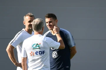 Ler sélectionneur des Bleus parle avec son défenseur Lucas Hernandez lors d'un entraînement au stade d'Istra, le 2 juillet 2018