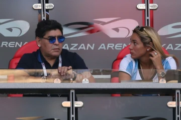 La légende Diego Maradona, au côté de sa copine Rocio Oliva, assiste au match France-Argentine, à Kazan, le 30 juin 2018 
