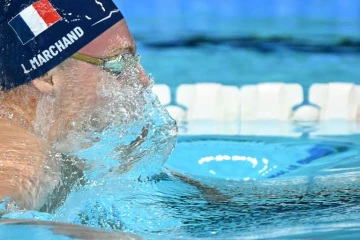 Le Français Leon Marchand participe à la demi-finale de l'épreuve de natation du 200 m brasse individuel masculin lors des Jeux Olympiques de Paris 2024 à la Paris La Defense Arena à Nanterre, à l'ouest de Paris, le 30 juillet 2024