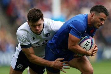 L'arrière et capitaine Brice Dulin (d) plaqué par l'arrière écossais Blair Kinghorn, le 5 août 2023 à Edimbourg 