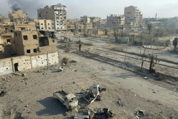 Des colonnes de fumée s'élèvent au-dessus de Deir Ezzor, en Syrie, après des combats entre les forces gouvernementales et le groupe État islamique, le 3 novembre 2017 