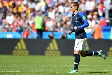 L'attaquant des Bleus Antoine Griezmann quitte la pelouse, remplacé, lors du match contre l'Australie à la Kazan Arena, le 16 juin 2018