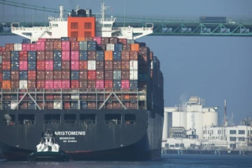 Un cargo porte-conteneurs arrive au port de Los Angeles en provenance du port chinois de Yantian, le 7 novembre 2019