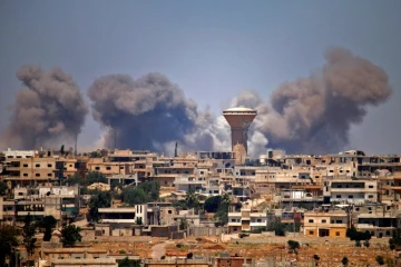 De la fumée s'élève au-dessus d'un secteur rebelle de la ville de Deraa, après des raids attribués au régime syrien, le 5 juillet 2018