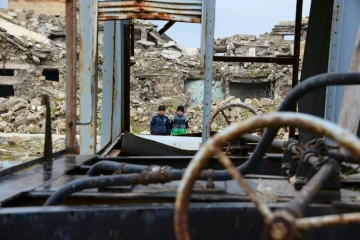 Des enfants dans les ruines de la gare de Mossoul, le 1er février 2020 dans le nord de l'Irak
