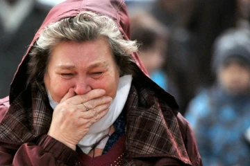 Une femme pleure en rendant hommage aux victimes à l'aéroport Pulkovo de Saint-Petersbourg, le 1er novembre 2015