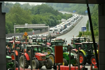 Des agriculteurs bloquent avec leurs tracteurs la frontière franco-espagnole, le 3 juin 2024 à Biriatou, dans les Pyrénées-Orientales