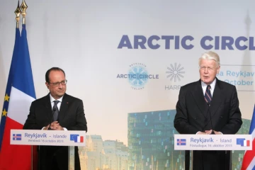 Le président François Hollande (g) et son homologue islandais Olafur Ragnar Grimsson, le 16 octobre 2015 lors d'une conférence de presse conjointe à Reykjavik 