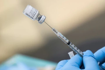 Une seringue contenant le vaccin anti-Covid de Pfizer, à un centre mobile de vaccination, à Los Angeles en Californie, le 7 août 2021